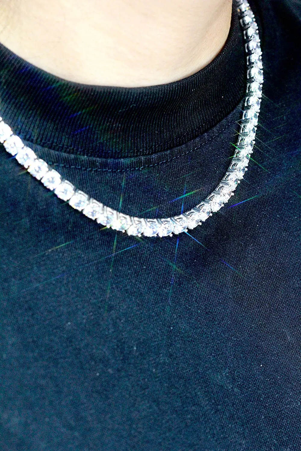 Nam mặc áo đen đeo dây chuyền tennis moissanite bạc nam, hàng đá tròn xếp liền nhau bắt sáng, mã DN0055