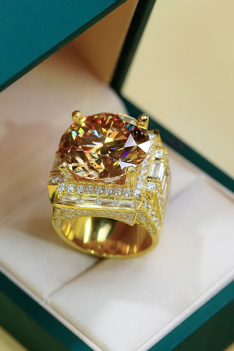 Nhẫn bạc nam bản to mạ vàng đính moissanite champagne tròn, hai bên thân nhẫn gắn đá baguette